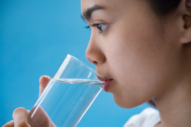 Minum air putih untuk atasi dehidrasi