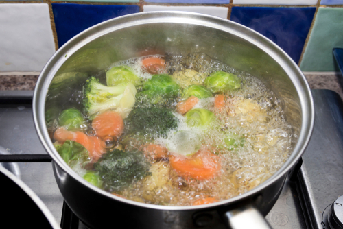 proses merebus adalah hal penting dari resep masakan simpel sup ayam jamur